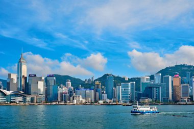 Hong Kong, Çin - 1 Mayıs 2018: günbatımında Victoria Limanı üzerindeki Hong Kong şehir merkezi gökdelenleri. Hong Kong, Çin