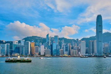 Hong Kong, Çin - 1 Mayıs 2018: günbatımında Victoria Limanı üzerindeki Hong Kong şehir merkezi gökdelenleri. Hong Kong, Çin