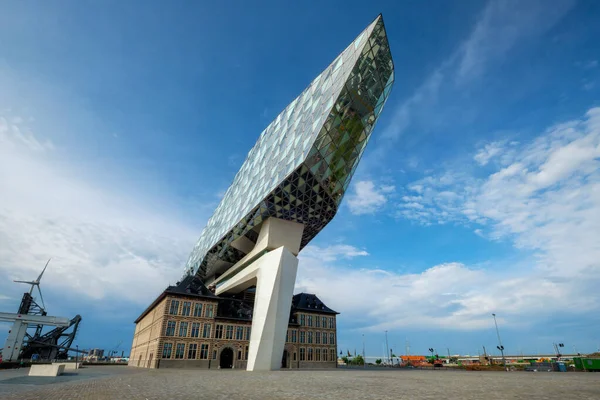 比利时安特卫普 2018年5月27日 安特卫普港口管理局总部菱形现代建筑 建于安特卫普著名伊朗建筑师Zaha Hadid设计的旧建筑之上 — 图库照片