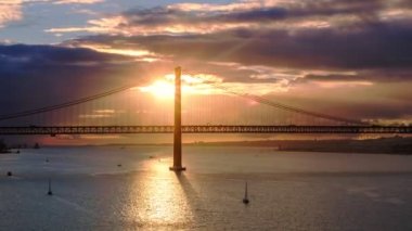 25 de Abril Köprüsü 'nün, Lizbon' un Tagus nehri üzerindeki Setubal Yarımadası 'nda Lisboa ve Almada' yı birbirine bağlayan ünlü turistik beldesi. Lizbon, Portekiz. Etkin büyüt
