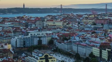 Lizbon 'un Miradouro da Senhora do Monte turistlerinin 25 Nisan Köprüsü, Alfama eski şehir bölgesi üzerindeki ünlü manzarası. Lizbon, Portekiz. Kamera pan efekti