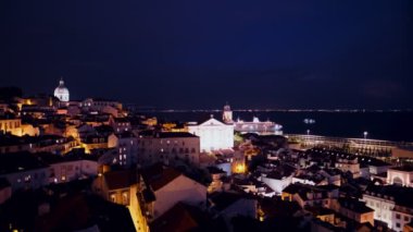 Lizbon 'un ünlü manzarası Miradouro de Santa Luzia turist bakış açısından, Alfama eski şehir bölgesi üzerinde, gece yolculuk yapan yolcu gemisiyle. Lizbon, Portekiz. Kamera tavası