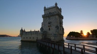Belem Kulesi veya St. Vincent Kulesi - Lisboa 'nın ünlü turizm merkezi - gün batımında Tagus Nehri Tejo kıyısında. Lizbon, Portekiz