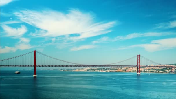 Время Истечения Абрильского Моста Знаменитая Туристическая Достопримечательность Лиссабона Соединяющая Лиссабон — стоковое видео