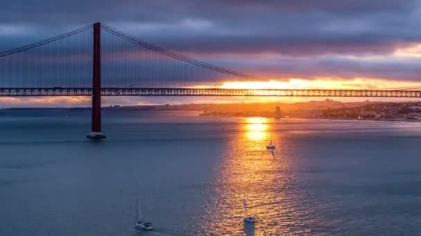Промежуток Времени Абрильского Моста Знаменитая Туристическая Достопримечательность Лиссабона Соединяющая Лиссабон — стоковое видео