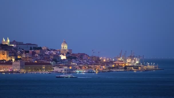 夕暮れ時にフェリーでアルマダからフェリーでタガス川を渡ってリスボンのビュー ポルトガルのリスボン — ストック動画