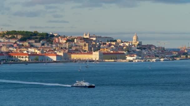 从阿尔马达俯瞰里斯本塔古斯河 日落时乘坐渡船和游艇 葡萄牙里斯本 — 图库视频影像