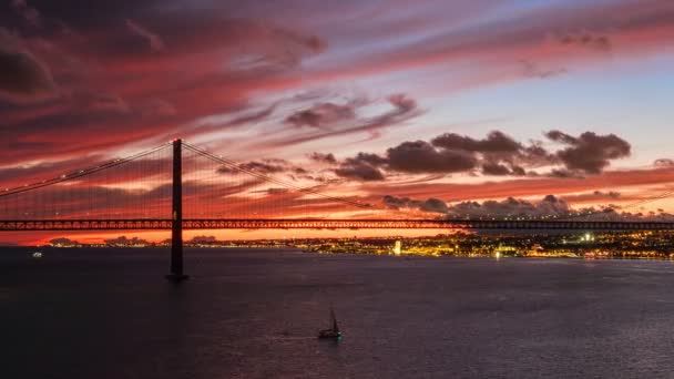 Время Истечение Абрильского Моста Знаменитая Туристическая Достопримечательность Лиссабона Соединяющая Лиссабон — стоковое видео