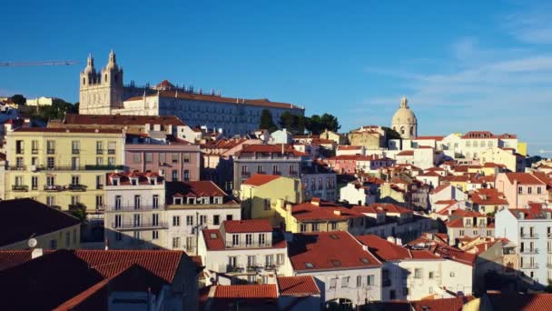 アルファマ旧市街地区 日没のクルーズライナーでミラドーロ サンタ ルジア観光の観点からリスボンの有名な景色をご覧ください ポルトガルのリスボン カメラパン — ストック動画
