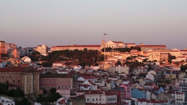 日没のミラドゥロ サンペドロ アルカンタラ展望台からリスボンの景色 ポルトガルのリスボン カメラパン — ストック動画