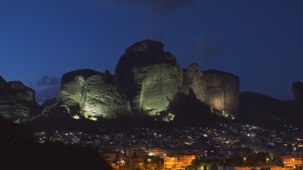 Деревня Каламбака Знаменитом Греческом Туристическом Курорте Метеора Греции Ночью — стоковое видео