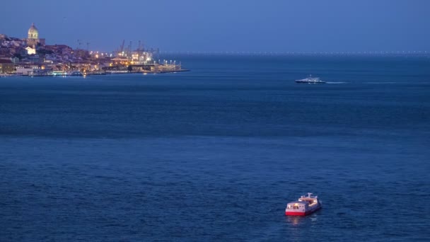 Nachtzicht Van Lissabon Rivier Taag Vanaf Almada Met Veerboot Toeristenboot — Stockvideo