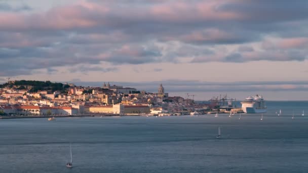 日没時にはヨットやフェリーでアルマダからタガス川を見下ろすリスボンの景色 ポルトガルのリスボン — ストック動画