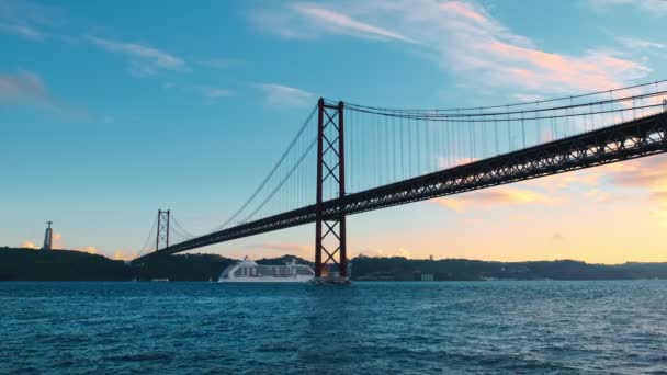 Вид Мост Абриль Знаменитой Туристической Достопримечательностью Лиссабона Соединяющей Лиссабон Алмадой — стоковое видео