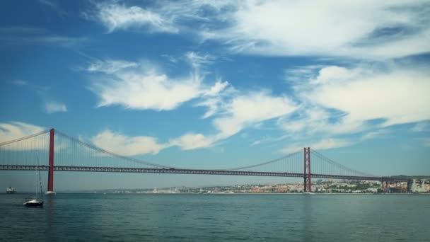 Widok Abril Bridge Słynny Zabytek Turystyczny Lizbony Łączącej Lisboa Almada — Wideo stockowe