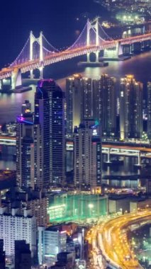 Busan gökdelenleri ve Gwangan Köprüsü, Güney Kore hava görüntüsü gece vakti