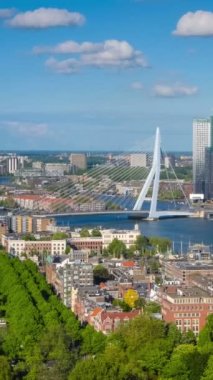 Rotterdam şehri ve Erasmus Köprüsü 'nün Euromast zaman çizgisinden Nieuwe Maas nehri üzerindeki manzarası