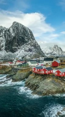 Kırmızı rorbu evleriyle ünlü ikonik geleneksel balıkçı köyü Hamnoy Lofoten Adaları, Norveç üzerinde Timelapse