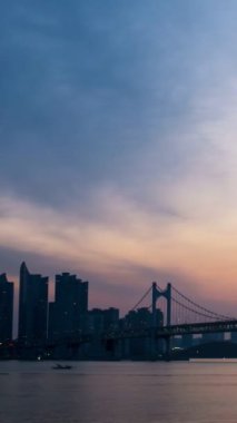 Gwangan Köprüsü, gün doğumunda. Busan, Güney Kore