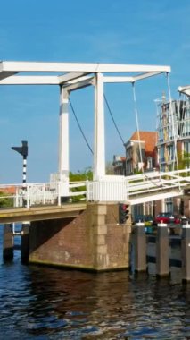 Gravestenbrug köprüsü olan Spaarne Nehri. Harlem, Hollanda