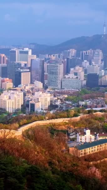 鸟瞰图的首尔市区市容和南山首尔塔上日落从韩国仁旺產山 — 图库视频影像