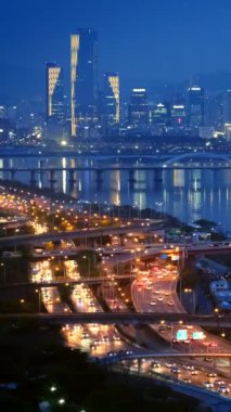 Seoul şehir cityscape ve Han Nehri üzerinde Seongsan Bridge'de alacakaranlık hava görünümünü. Seoul, Güney Kore.