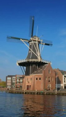 Harlem Simgesel Yapı yel değirmeni De Adriaan görünümünü Spaarne Nehri üzerinde. Harlem, Hollanda