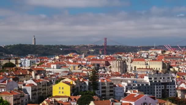 ミラドゥロ バロスからのリスボンの有名な景色の時間経過アルファマ旧市街地区 4月25日橋とキリスト王像の観光の観点 ポルトガルのリスボン カメラパン効果 — ストック動画