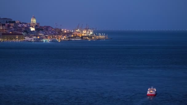 夕暮れ時に観光船でアルマダからタガス川を渡ってリスボンのビュー ポルトガルのリスボン — ストック動画