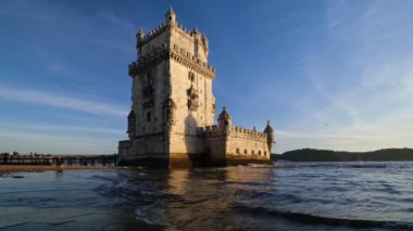 Belem Kulesi veya St. Vincent Kulesi - Lisboa 'nın ünlü turizm merkezi - gün batımında Tagus Nehri Tejo kıyısında. Lizbon, Portekiz