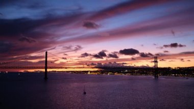 25 de Abril Köprüsü 'nün Lizbon' un Tagus nehri üzerindeki Setubal Yarımadası 'nda Lisboa ve Almada' yı teknelerle birleştiren ünlü turistik manzarası. Lizbon, Portekiz
