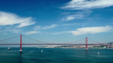 Lizbon 'un ünlü turistik beldesi 25 de Abril Köprüsü Tagus nehri üzerindeki Setubal Yarımadası' nda Lisboa 'yı Almada' ya bağlayan tekne ve yatlar. Lizbon, Portekiz