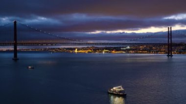 25 de Abril Köprüsü 'nün Lizbon' un Tagus nehri üzerindeki Setubal Yarımadası 'nda bulunan Lisboa ve Almada' yı turist botlarıyla bağlayan ünlü turistik beldesi. Lizbon, Portekiz