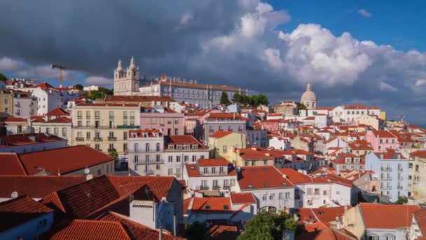从米拉杜罗 卢齐亚的旅游观点看里斯本名胜在阿尔法玛老城区 游轮和移动的云彩上的时差 葡萄牙里斯本 相机盘 — 图库视频影像