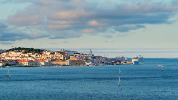 Vista Lisboa Sobre Río Tajo Desde Almada Con Yates Barcos — Vídeo de stock