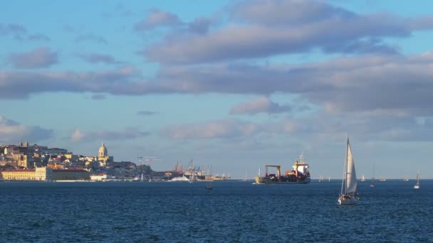 Lisszabon Kilátás Nyílik Tagus Folyóra Almadából Jachtokkal Komppal Tengeri Hajóval — Stock videók