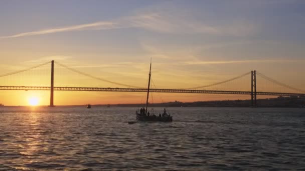 Abril Köprüsü Nün Tagus Nehri Üzerinde Setubal Yarımadası Nda Lisboa — Stok video