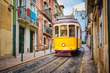 Lizbon, Portekiz 'in Alfama ilçesinin dar sokaklarında bulunan ünlü klasik sarı tramvay Lizbon' un ünlü turistik tatil ve turistik merkezinin sembolü.