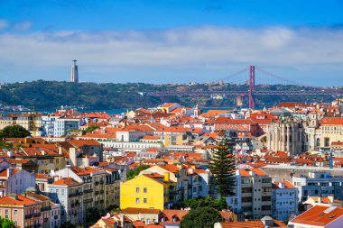Lizbon 'un ünlü manzarası Miradouro dos Barros turist bakış açısı Alfama eski şehir bölgesi, 25 Nisan Köprüsü ve Kral İsa heykeli. Lizbon, Portekiz.