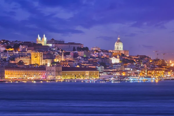 在黄昏时分 乘坐从阿尔马达驶来的渡船 带着渡船在塔格斯河上空俯瞰里斯本 葡萄牙里斯本 — 图库照片