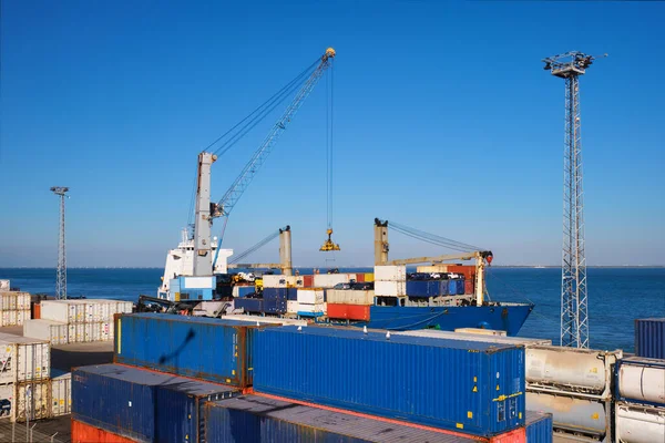 Havenkraan Laden Commerciële Containerschip Met Vrachtcontainers Auto Industriële Zeehaven Lissabon — Stockfoto