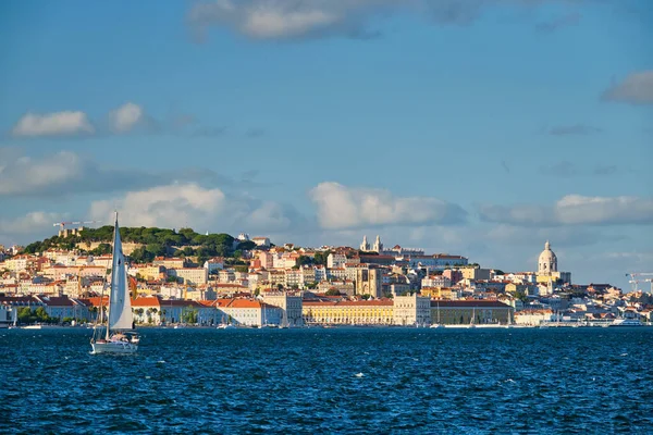 Uitzicht Lissabon Rivier Taag Van Almada Met Jachten Toeristische Boten — Stockfoto