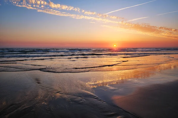 Pôr Sol Oceano Atlântico Com Ondas Emergentes Praia Fonte Telha — Fotografia de Stock