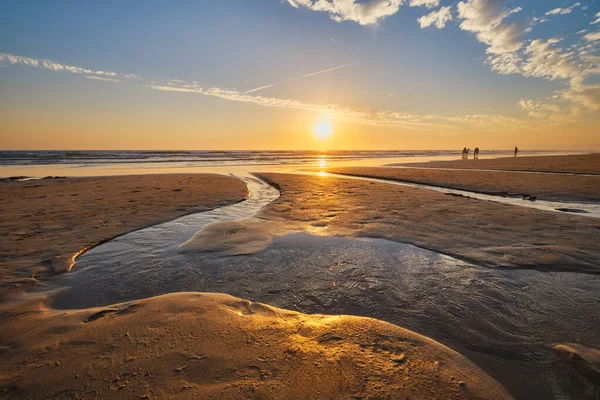 Fonte da Telha sahilinde dalgalanan dalgalarla Atlantik Okyanusu 'nun batışı, Costa da Caparica, Portekiz