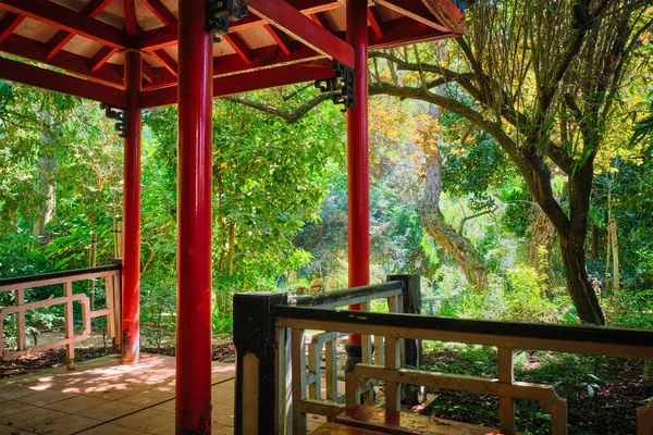 葡萄牙里斯本热带植物园亚洲部分郁郁葱葱绿叶的红色中国风格展馆 — 图库照片