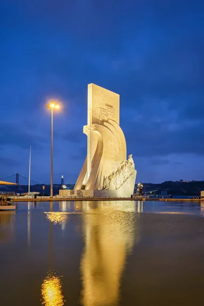 ポルトガルのリスボン 2022年8月26日 水溜まり リスボン ポルトガル ヨーロッパを反映して 夕暮れ時にタガス川の岸の発見への記念碑 — ストック写真