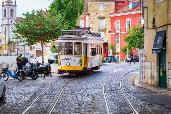 Lisbonne Portugal Août 2022 Célèbre Tramway Jaune Vintage Dans Les — Photo