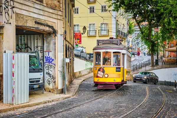 Λισαβόνα Πορτογαλία Αυγούστου 2022 Διάσημο Vintage Κίτρινο Τραμ Στενά Δρομάκια — Φωτογραφία Αρχείου