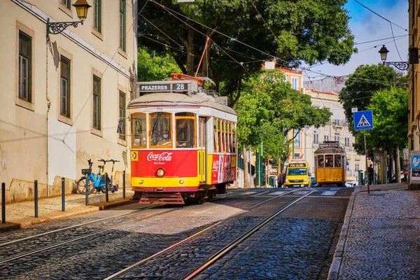 Λισαβόνα Πορτογαλία Αυγούστου 2022 Διάσημο Vintage Κίτρινο Τραμ Στενά Δρομάκια — Φωτογραφία Αρχείου