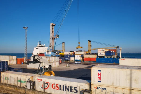 葡萄牙里斯本 2022年8月26日 港口起重机装载商业集装箱船前往马德拉岛 在工业海港装载货物集装箱和汽车 葡萄牙里斯本 — 图库照片